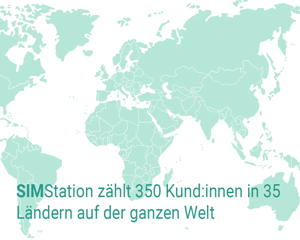 Eine minimalistische, türkisfarbene Weltkarten-Infografik zeigt, dass SIMStation in 35 Ländern aktiv ist und weltweit über 350 Kunden betreut.